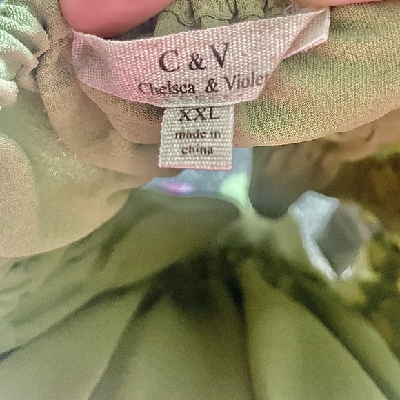 Chelsea and Violet Green Spaghetti Top - Picture 2 of 2